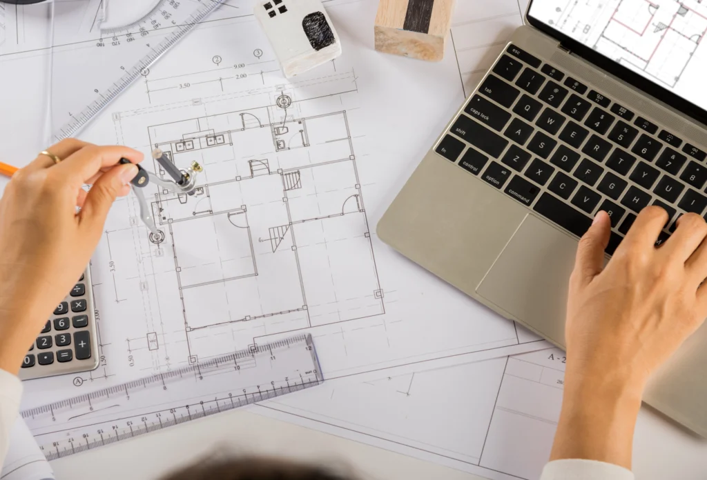 Manos trabajando en un plano